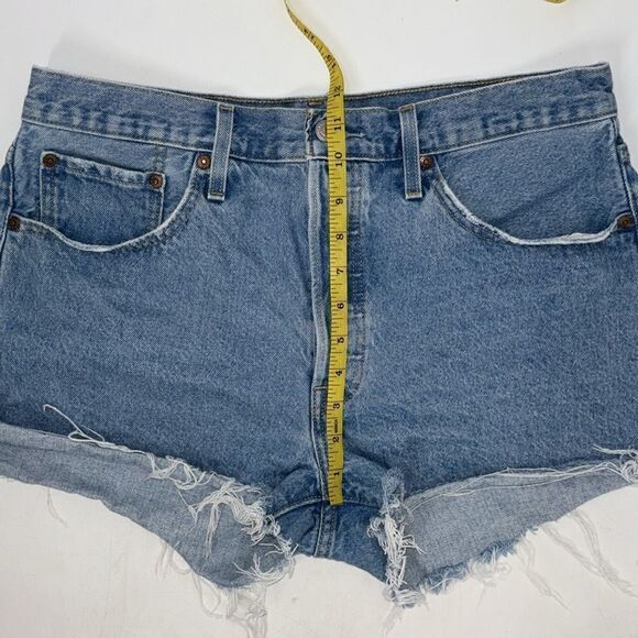 Levi’s 501 Shorts Women’s Size 32 Denim Original Short in Ojai Light Stone Wash - Picture 9 of 14